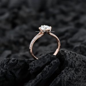 Anillo Solitario «Montura Elevada Split Pavé» Oro Rosado 18k