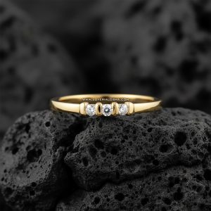 Anillo Tres Piedras «Pasado Presente Futuro» Montura de Barra Oro 18k