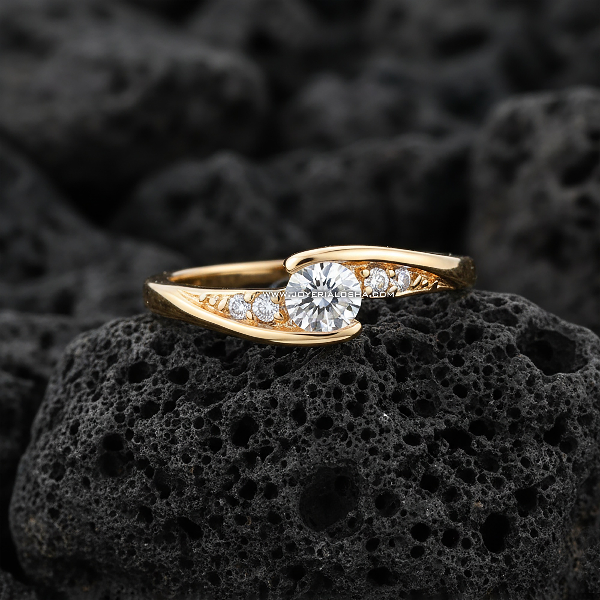 Anillo Solitario "Montura Bypass con adornos" Diseño Curvo Oro 18k