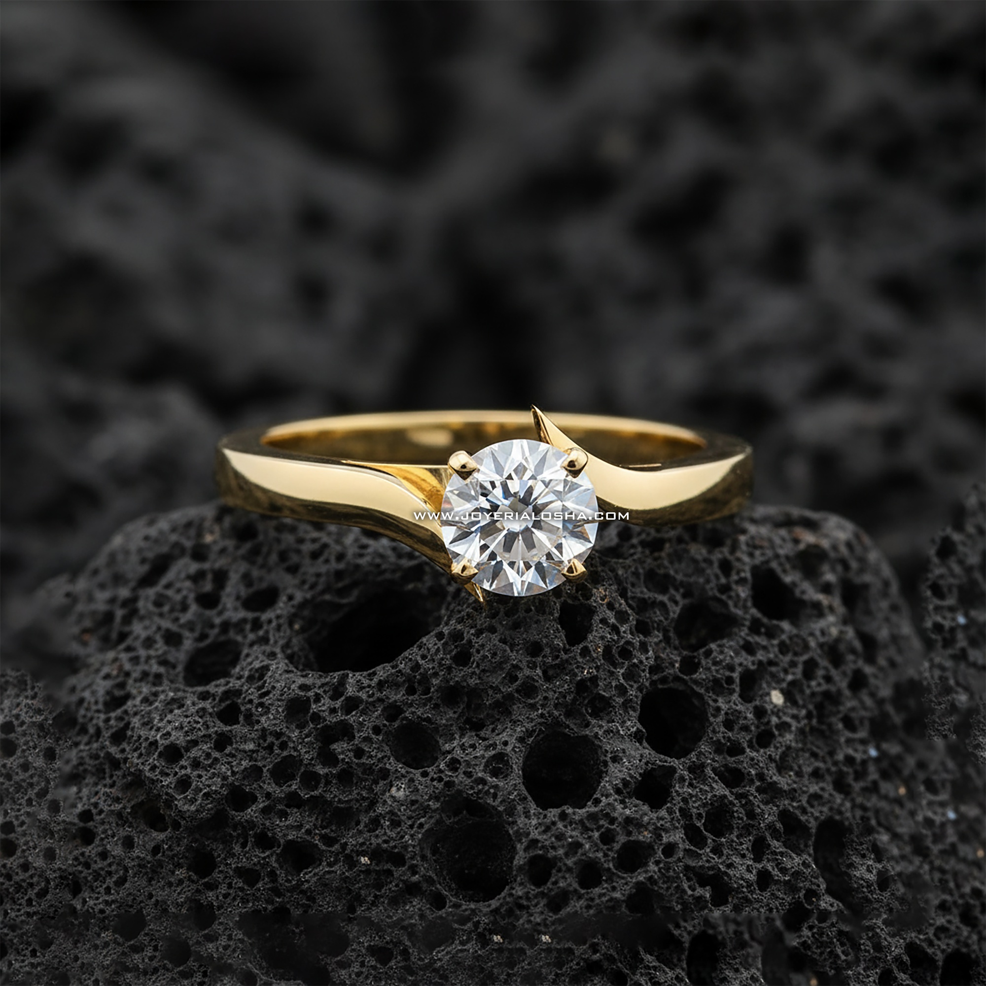 Anillo Solitario "Montura Elevada Envolvente" Banda Curva Oro 18k