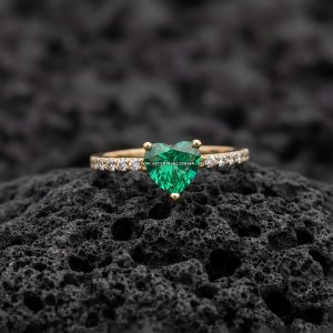 Anillo Solitario Corazón «Esmeralda con Pavé» Media Alianza Oro 18k