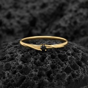 Anillo Solitario «Negro Minimalista» Banda Curva Oro 18k