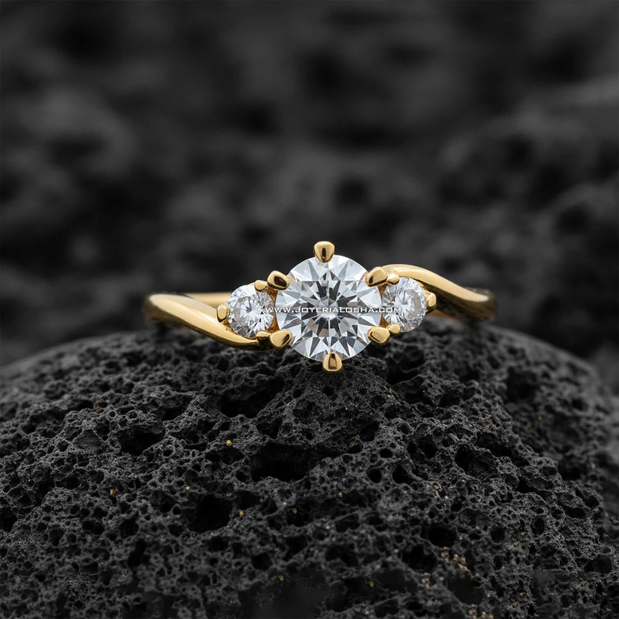 Anillo Tres Piedras "Montura Curva" Pasado Presente Futuro Oro 18k
