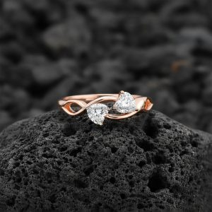 Anillo de Aniversario «Dos Corazones Entrelazados» Montura Bypass Oro Rosado 18k