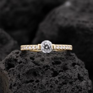 Anillo Solitario «Montura Barra con Pavé» Zircones Laterales Oro 18k