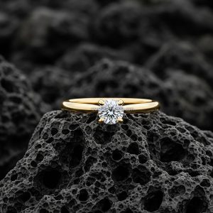 Anillo Solitario «Clásico Atemporal» Cuatro Garras Banda Delgada Oro 18k