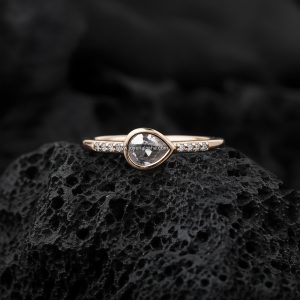 Anillo Solitario Lágrima «Bisel y Pavé» Corte Pera Oro Rosado 18k