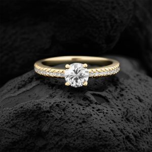 Anillo Solitario «Cuatro Garras con Pavé» Media Alianza Oro 18k