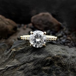 Anillo Solitario «Cuatro Garras Acentuado» Hombros con Zircones Oro 18k