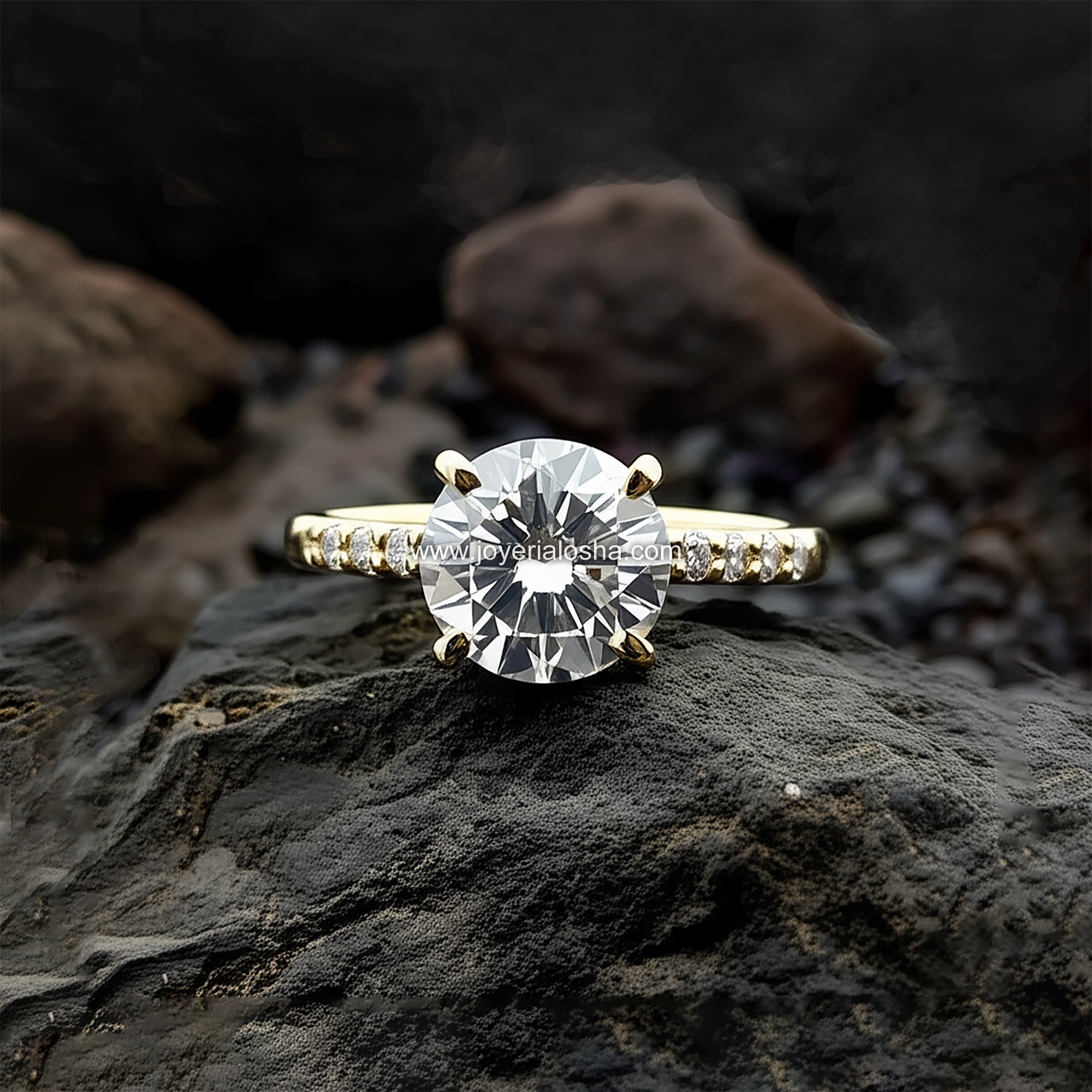 Anillo Solitario "Cuatro Garras Acentuado" Hombros con Zircones Oro 18k