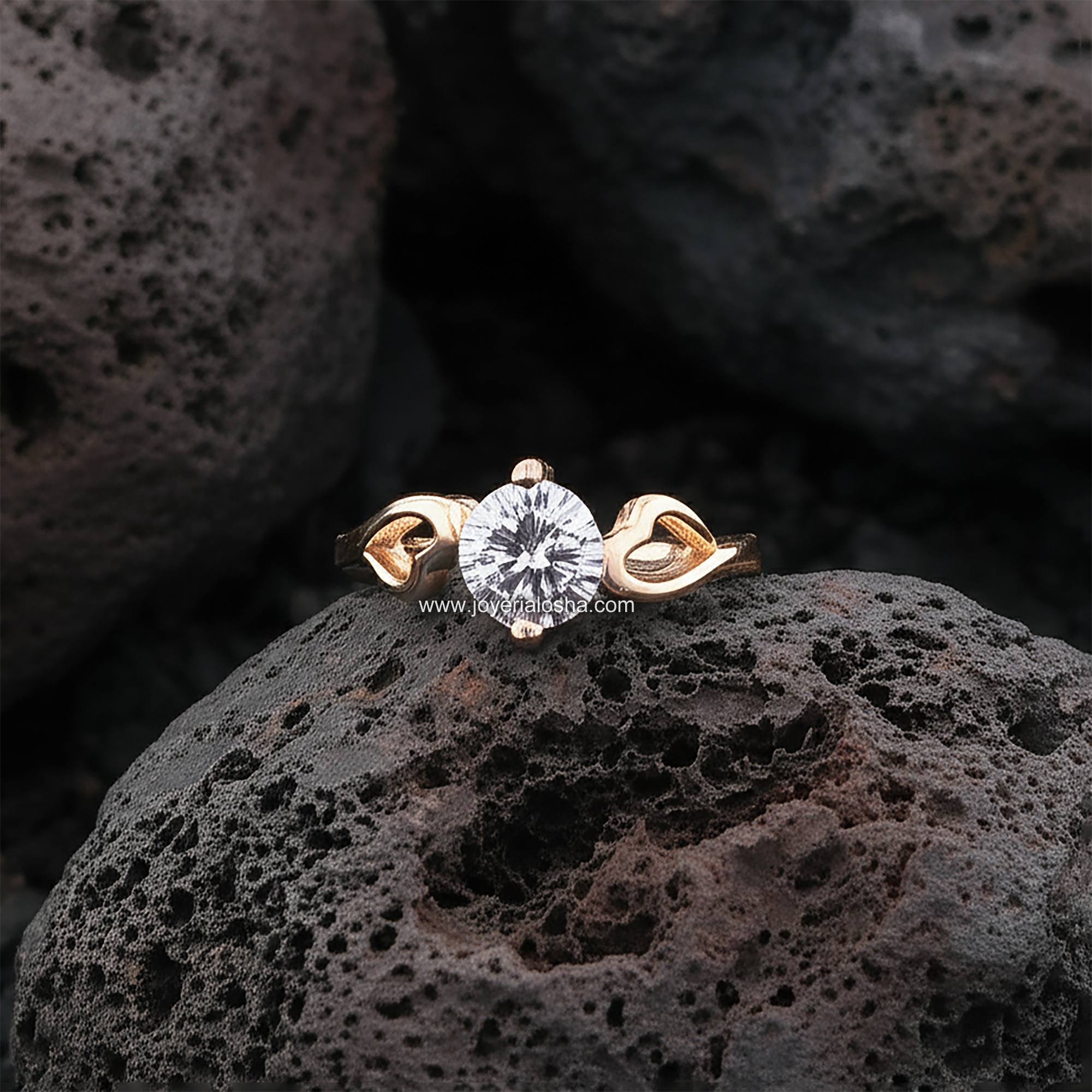 Anillo Solitario "Corazones Entrelazados Seis Garras" Montura Romántica Oro 18k