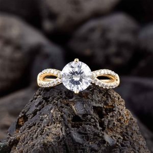 Anillo Solitario «Infinito Pavé Entrelazado» Montura Bypass Lujosa Oro 18k