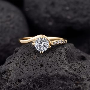 Anillo Solitario «Montura Envolvente Pavé Asimétrico» Diseño Curvo Oro 18k