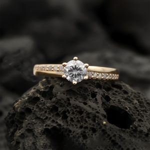 Anillo Solitario «Seis Garras Banda Pavé Sencilla» Montura Robusta Oro 18k
