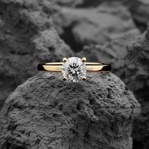 Anillo Solitario «Clásico Liso Cuatro Garras» Engaste Elevado Oro 18k