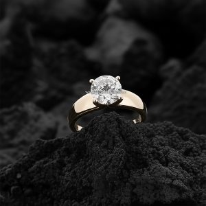 Anillo Solitario «Montura Banda Ancha Domo» Seis Garras Oro 18k