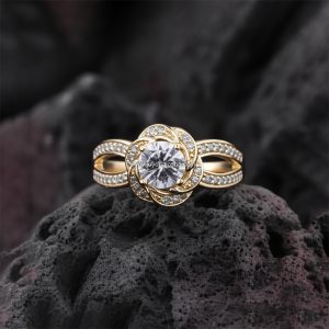 Anillo Solitario «Nudo de Amor Triple Pavé» Montura Escultural Oro 18k