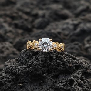 Anillo Solitario «Montura Geométrica Art Déco» adornos de Pavé Oro 18k