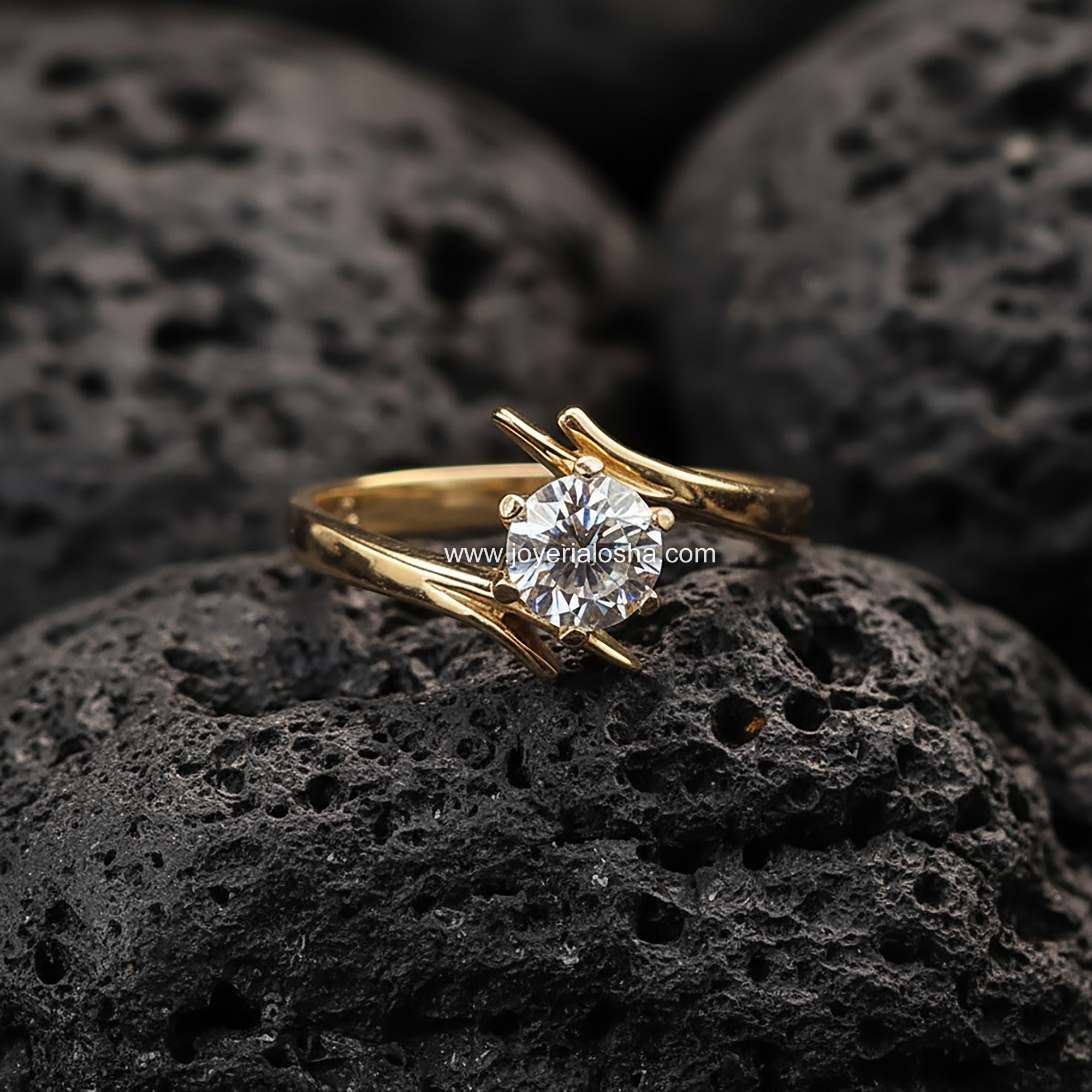 Anillo Solitario "Montura de Puntas Envolventes" Diseño Escultural Oro 18k