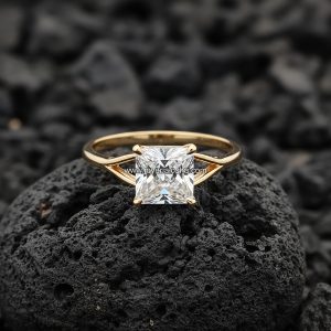 Anillo Solitario «Corte Princesa Montura Curva Dividida» Oro 18k