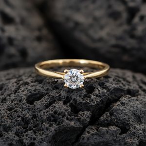 Anillo Solitario «Clásico Liso Cuatro Garras» Montura Elevada Oro 18k