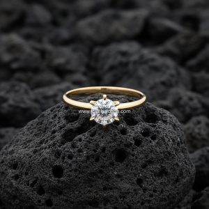 Anillo Solitario «Clásico Seis Garras Montura Elevada» Banda Delgada Oro 18k