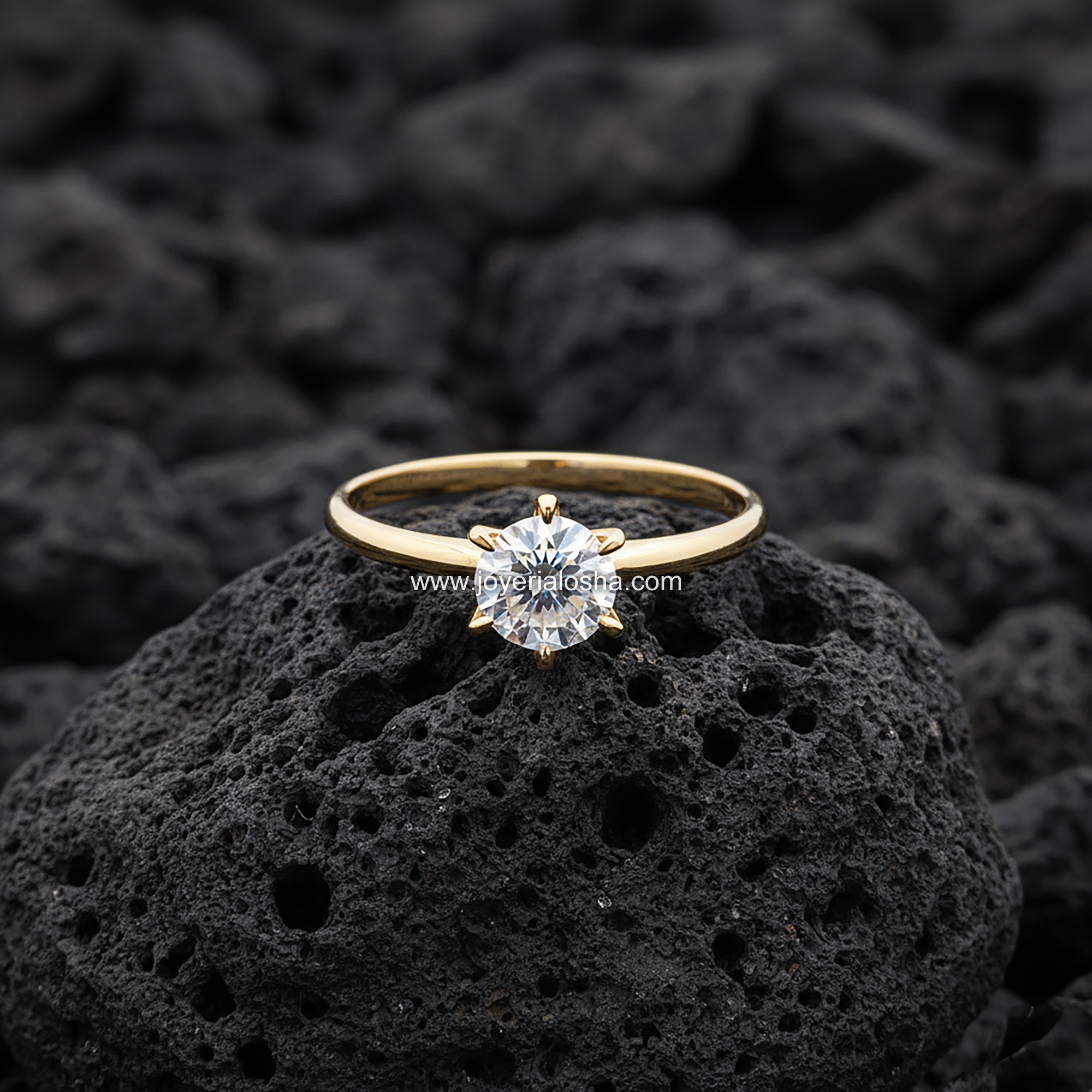 Anillo Solitario "Clásico Seis Garras Montura Elevada" Banda Delgada Oro 18k