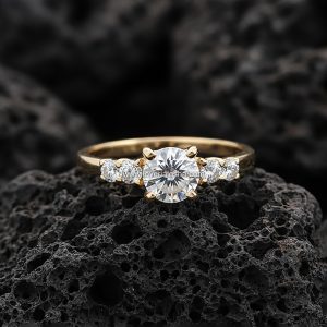 Anillo «Cinco Piedras Progresivas» Montura Cuatro Garras Oro 18k