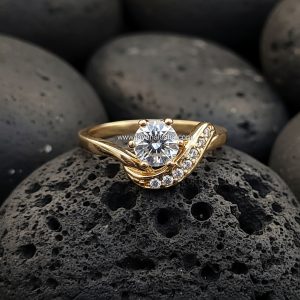 Anillo Solitario «Montura Curva Pavé Asimétrico» Seis Garras Oro 18k