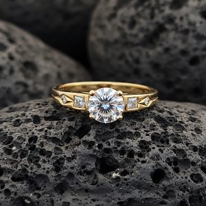 Anillo Solitario «Acento Geométrico Princesa-Trillion» Cuatro Garras Oro 18k