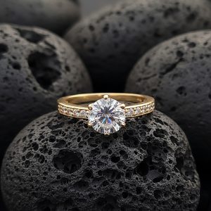 Anillo Solitario «Seis Garras con Banda Pavé» Clásico-Moderno Oro 18k