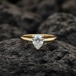 Anillo Solitario «Corte Pera V-Prong» Banda Lisa Clásica Oro 18k