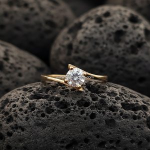 Anillo Solitario «Montura Asimétrica Envolvente» Diagonal Oro 18k