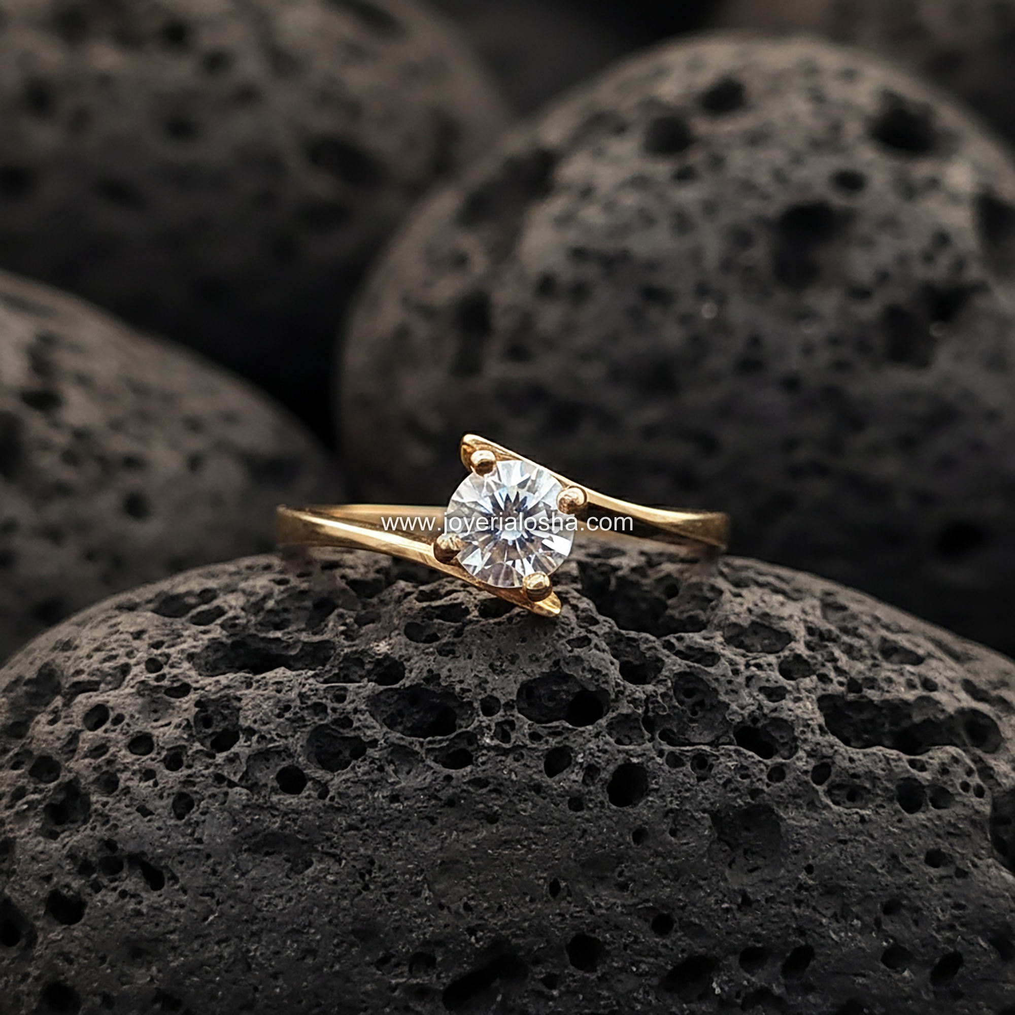 Anillo Solitario "Montura Asimétrica Envolvente" Diagonal Oro 18k