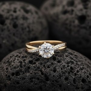 Anillo Solitario «Montura Cruzada Pavé» Cuatro Garras Oro 18k