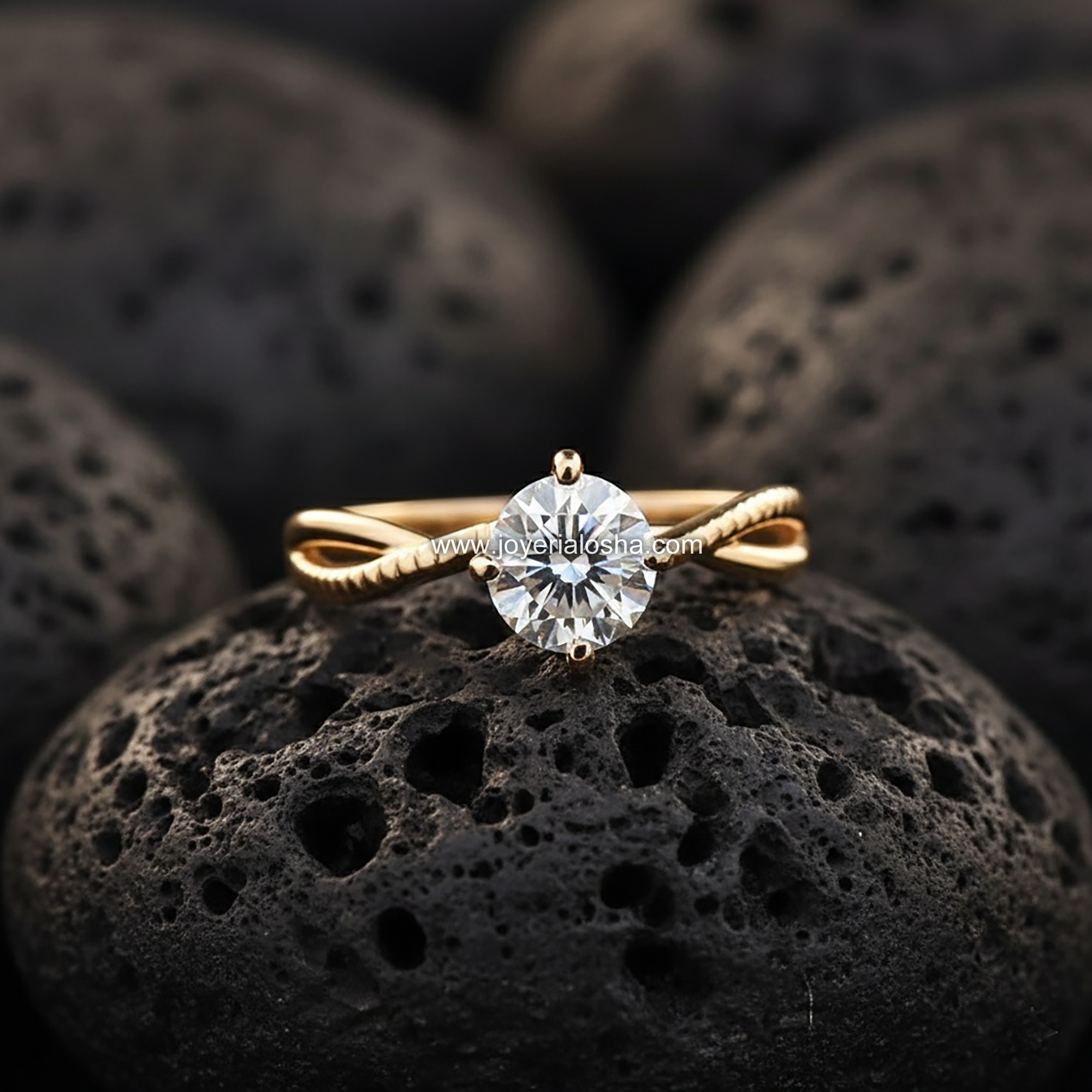 Anillo Solitario "Montura Retorcida Entrelazada" Diseño Liso Oro 18k