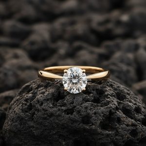 Anillo Solitario «Corte Ovalado Montura Clásica» Banda Lisa Oro 18k