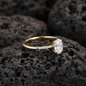 Anillo Solitario «Ovalado Banda Delgada con 4 adornos» Oro 18k