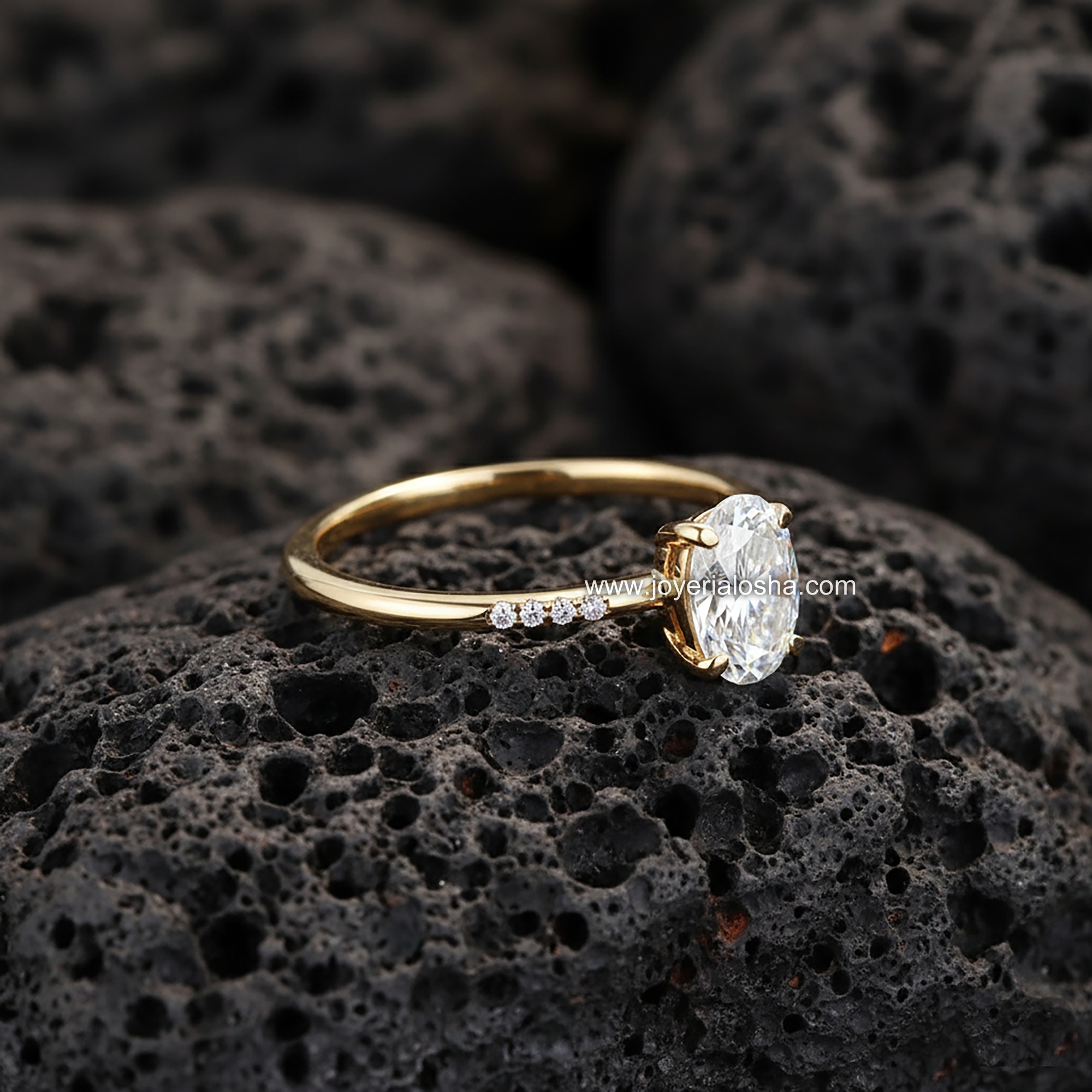 Anillo Solitario "Ovalado Banda Delgada con 4 adornos" Oro 18k