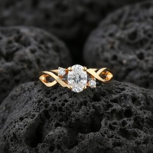 Anillo Ovalado «Montura Retorcida con adornos» Diseño Entrelazado Oro 18k