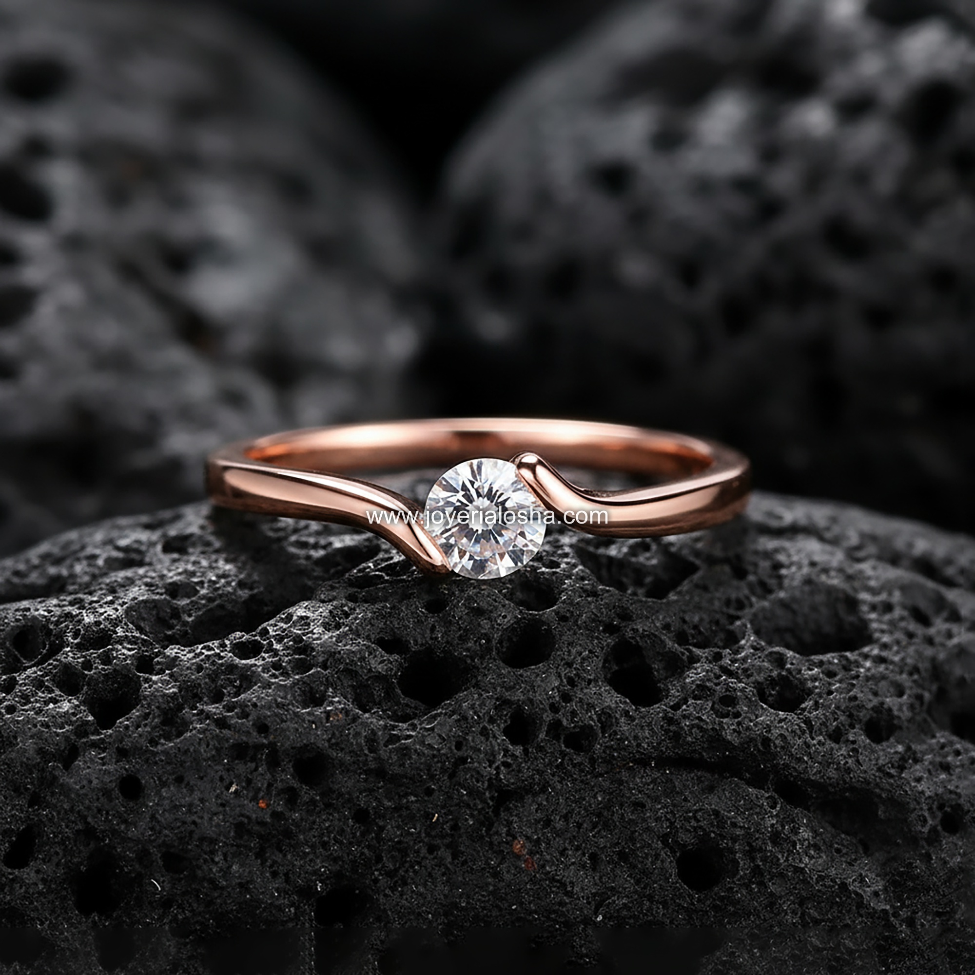 Anillo Solitario "Montura Curva Semi-Tensión" Banda Lisa Oro Rosa