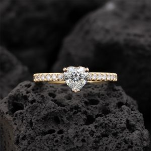 Anillo Solitario «Corte Corazón con Banda Pavé» Romántico Oro 18k