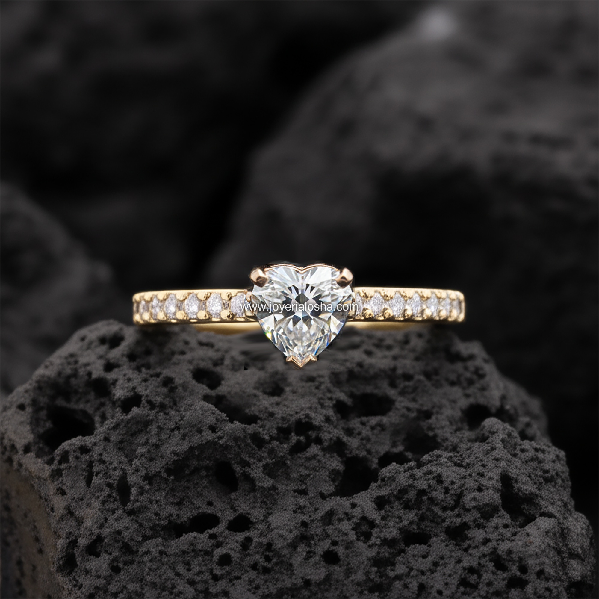 Anillo Solitario "Corte Corazón con Banda Pavé" Romántico Oro 18k