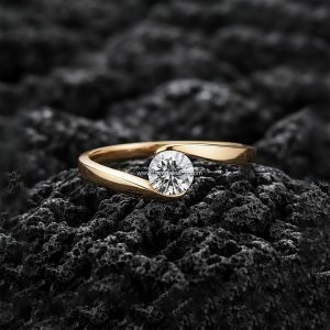 Anillo Solitario «Montura Envolvente Semi-Tensión» Banda Fluida Oro 18k
