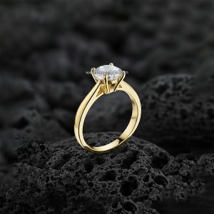 Anillo Solitario «Montura Elevada V-Prong» Banda Lisa Robusta Oro 18k