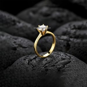 Anillo Solitario «Clásico Seis Garras Elevadas» Banda Delgada Oro 18k