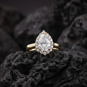 Anillo Halo «Corte Pera Vintage» Banda Lisa Oro 18k
