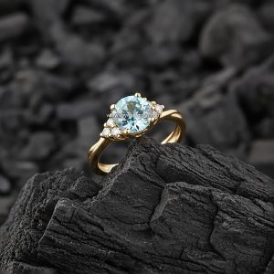 Anillo Solitario «Acento Lateral Tres Piedras» Zircón Celeste Oro 18k
