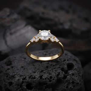 Anillo Solitario «adornos en Abanico Graduado» Oro 18k