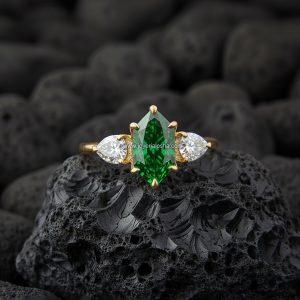 Anillo Tres Piedras «Trilogy Marquesa Verde y Peras» Oro 18k